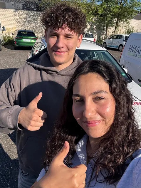 Leo nach der bestandenen Führerscheinprüfung