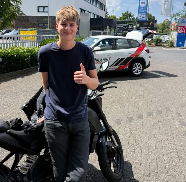 Leon nach der bestandenen Führerscheinprüfung