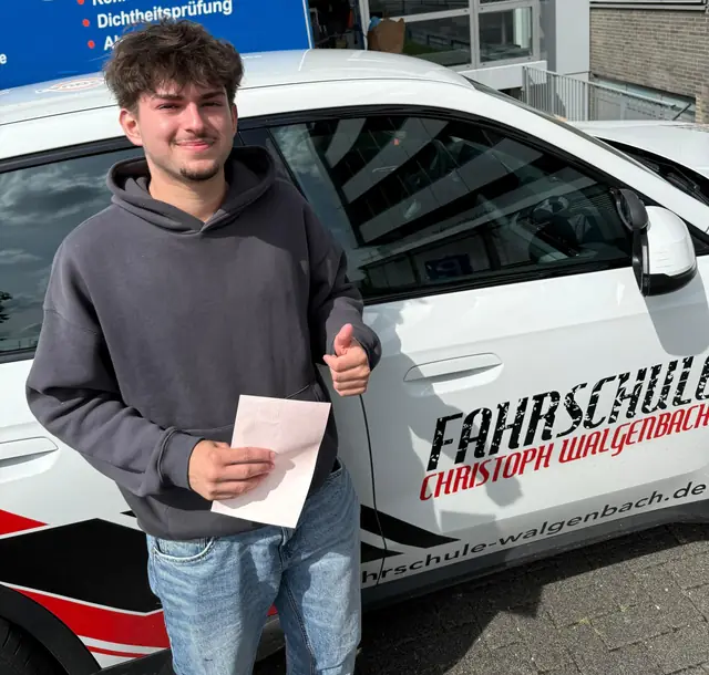 León-Felipe nach der bestandenen Führerscheinprüfung