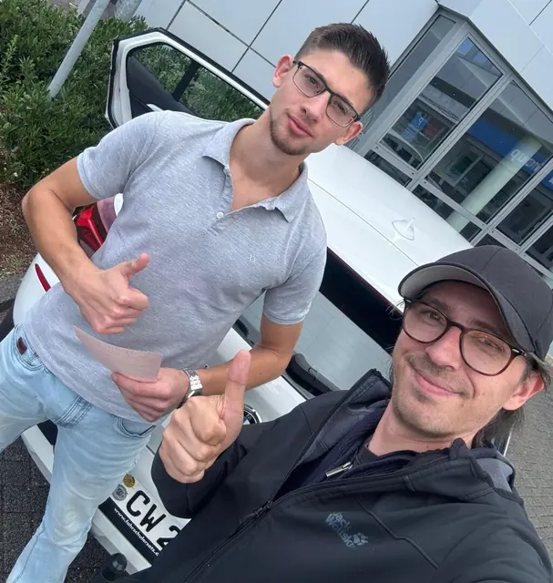 Leonid nach der bestandenen Führerscheinprüfung