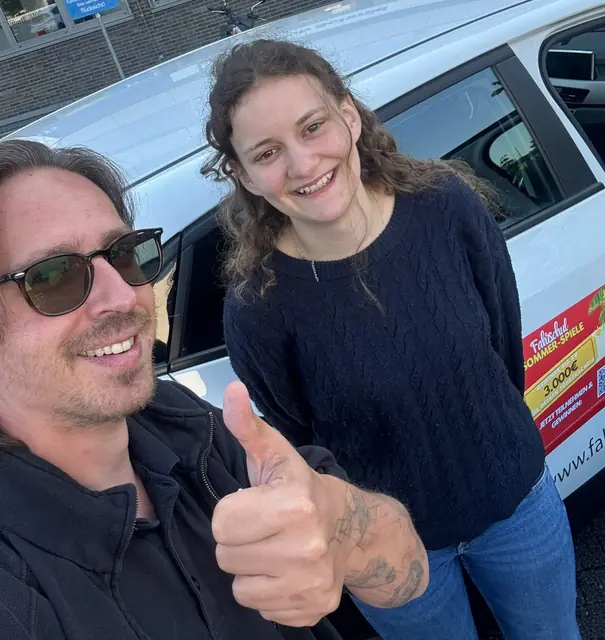 Lilith nach der bestandenen Führerscheinprüfung