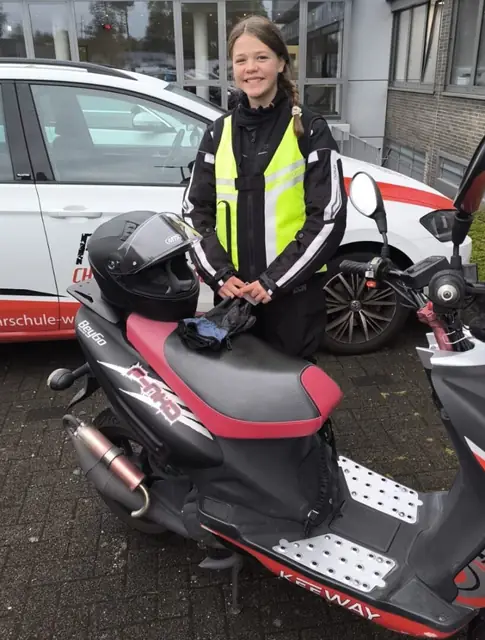 Lilli nach der bestandenen Führerscheinprüfung