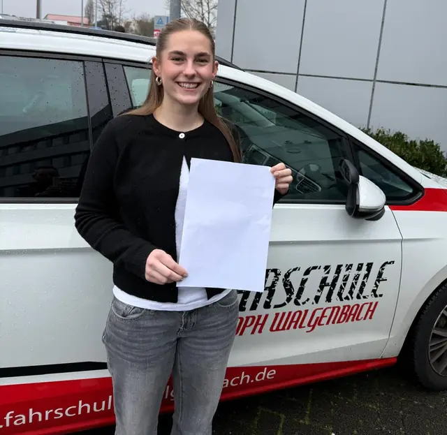Lilli Sophie nach der bestandenen Führerscheinprüfung