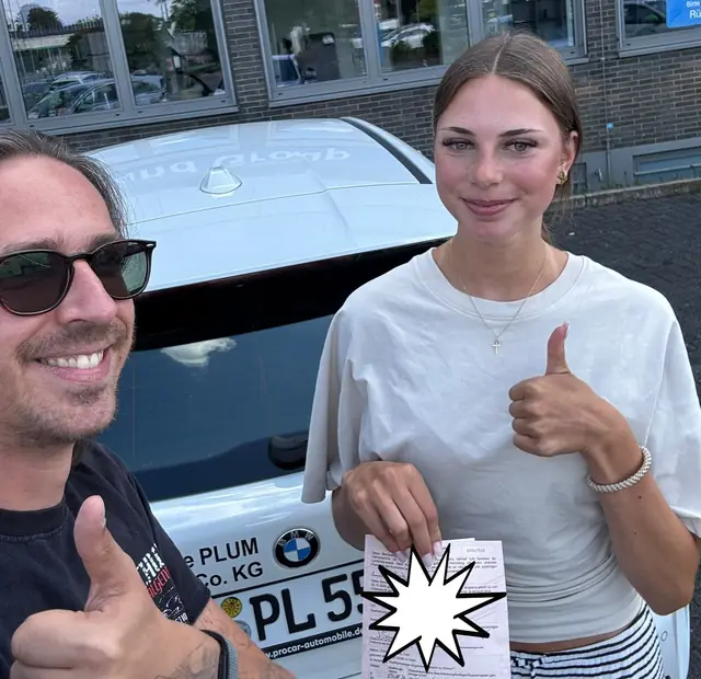 Lina nach der bestandenen Führerscheinprüfung