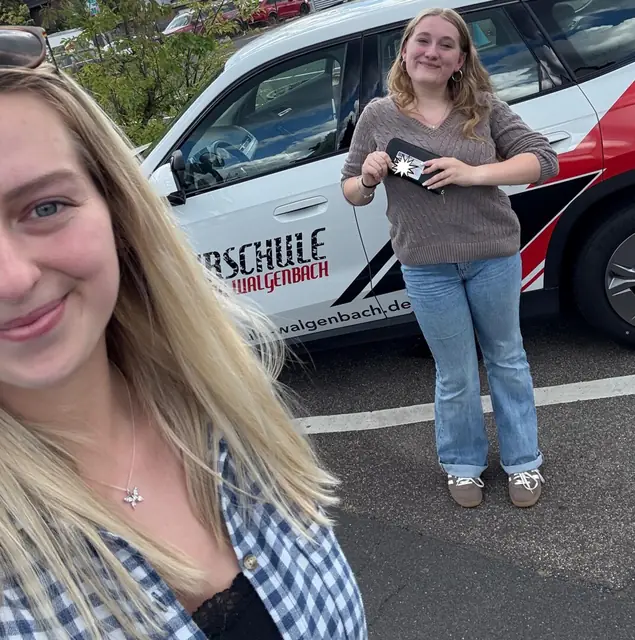 Lina nach der bestandenen Führerscheinprüfung