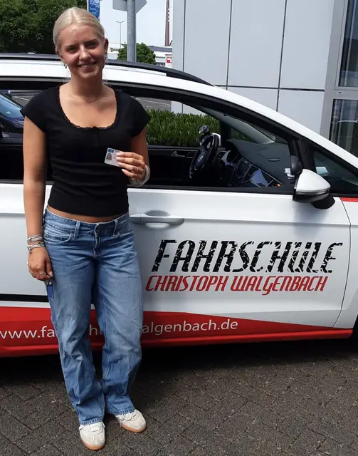 Linda Madita nach der bestandenen Führerscheinprüfung