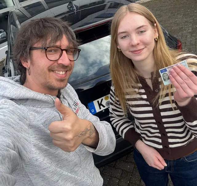 Lisa nach der bestandenen Führerscheinprüfung