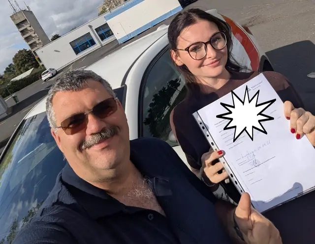 Lois Danielle Michele nach der bestandenen Führerscheinprüfung