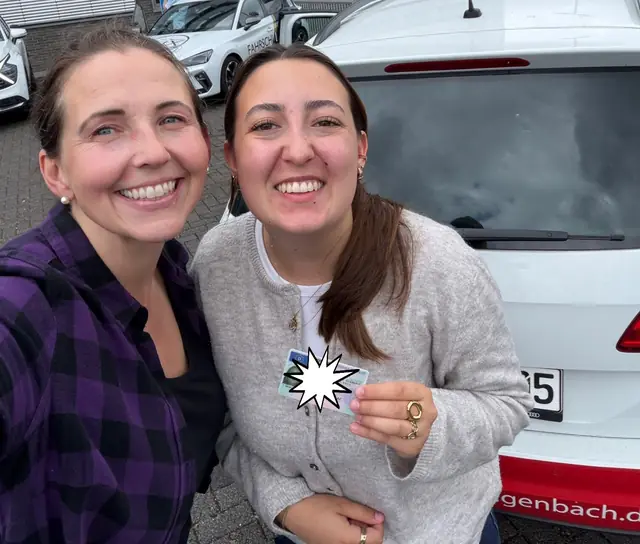 Louisa Emilia nach der bestandenen Führerscheinprüfung