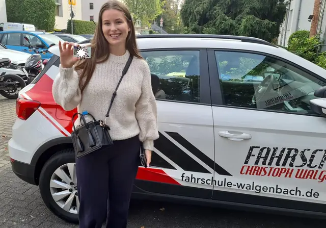 Luisa nach der bestandenen Führerscheinprüfung
