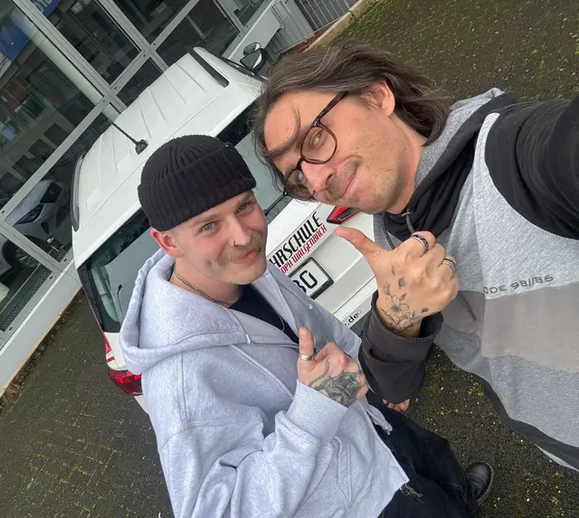 Lukas nach der bestandenen Führerscheinprüfung