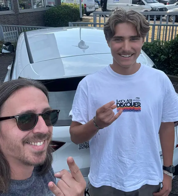 Lukas Alexander nach der bestandenen Führerscheinprüfung
