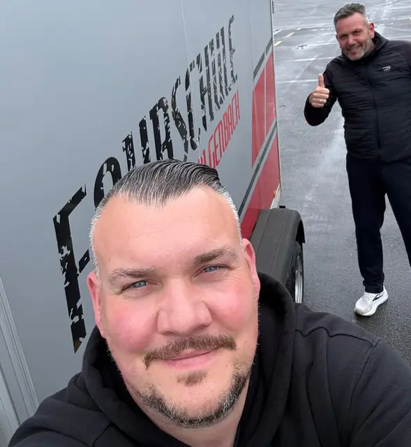 Marco nach der bestandenen Führerscheinprüfung