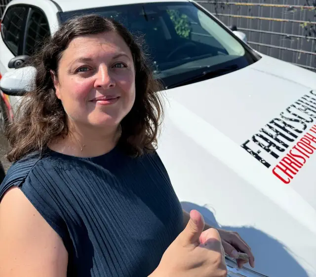 Maria nach der bestandenen Führerscheinprüfung