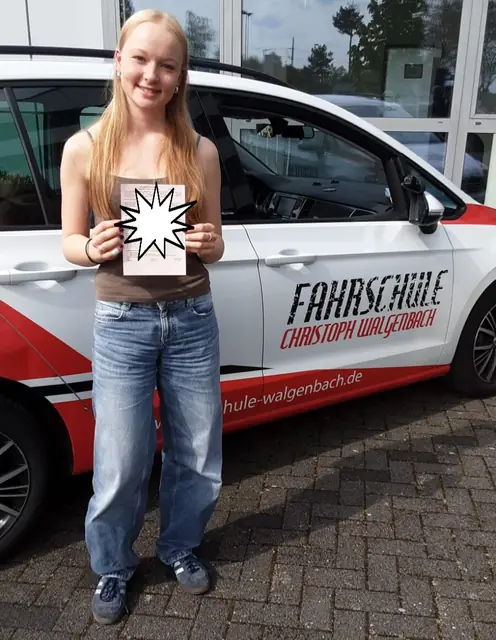 Martha nach der bestandenen Führerscheinprüfung