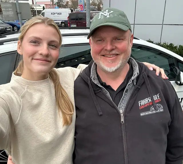 Mathilda nach der bestandenen Führerscheinprüfung