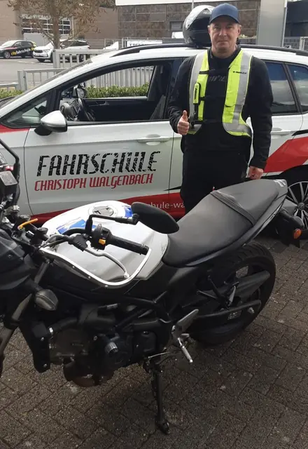 Matthäus Dominik nach der bestandenen Führerscheinprüfung