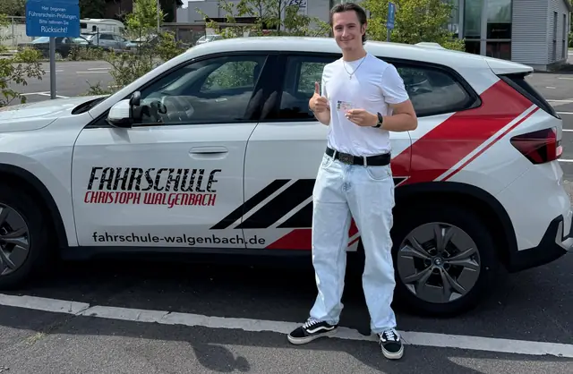 Maximilian nach der bestandenen Führerscheinprüfung