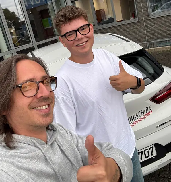 Maximilian nach der bestandenen Führerscheinprüfung
