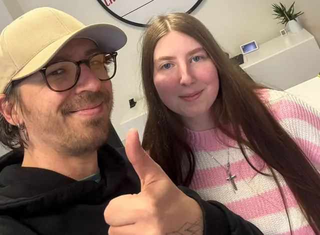 Melina nach der bestandenen Führerscheinprüfung