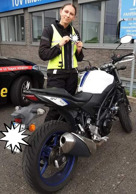 Melinda nach der bestandenen Führerscheinprüfung