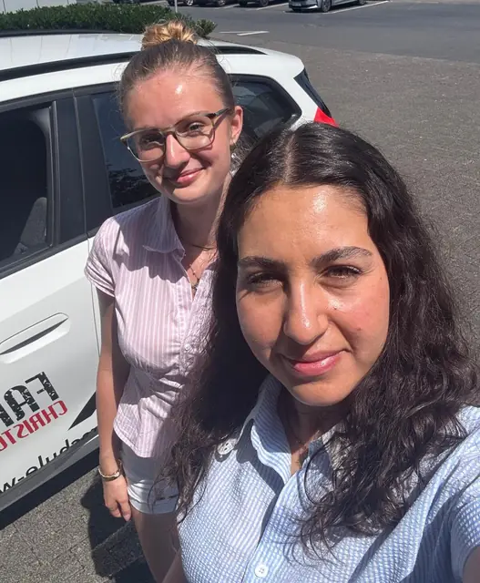 Merle nach der bestandenen Führerscheinprüfung
