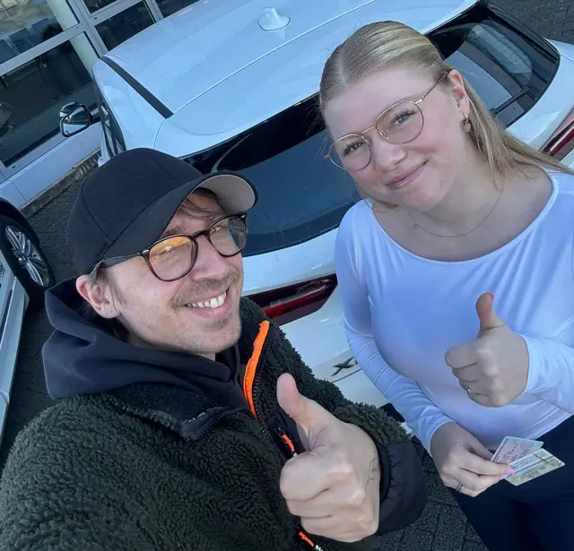 Mia Sophie nach der bestandenen Führerscheinprüfung