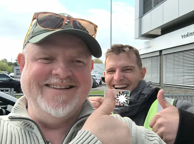 Michael nach der bestandenen Führerscheinprüfung