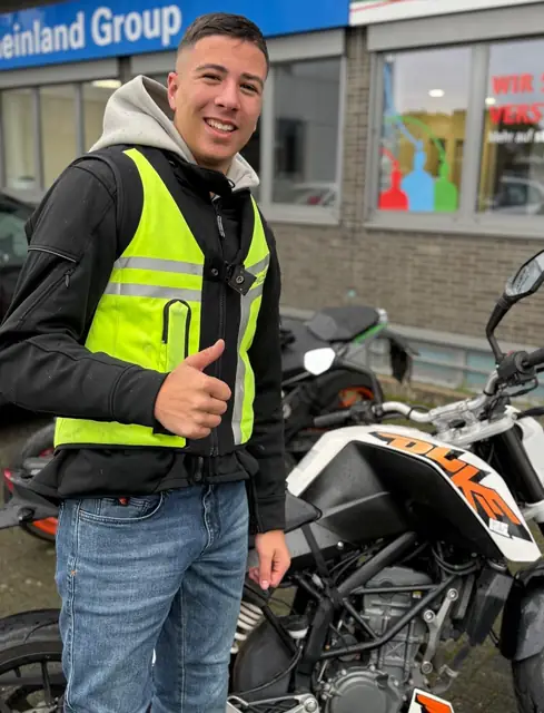 Miguel-Francisco nach der bestandenen Führerscheinprüfung