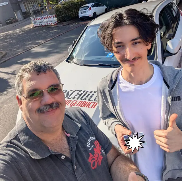 Mikail Noah Samuel nach der bestandenen Führerscheinprüfung