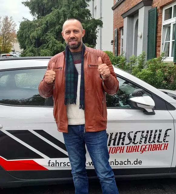 Mohamad nach der bestandenen Führerscheinprüfung