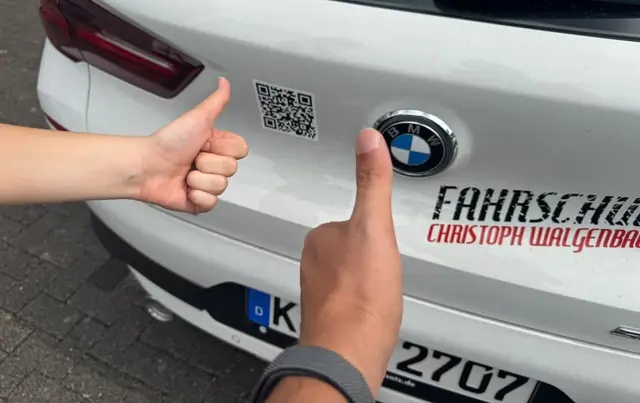 Nele nach der bestandenen Führerscheinprüfung