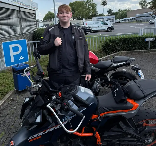 Nick nach der bestandenen Führerscheinprüfung