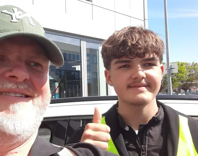 Nick Friedrich nach der bestandenen Führerscheinprüfung