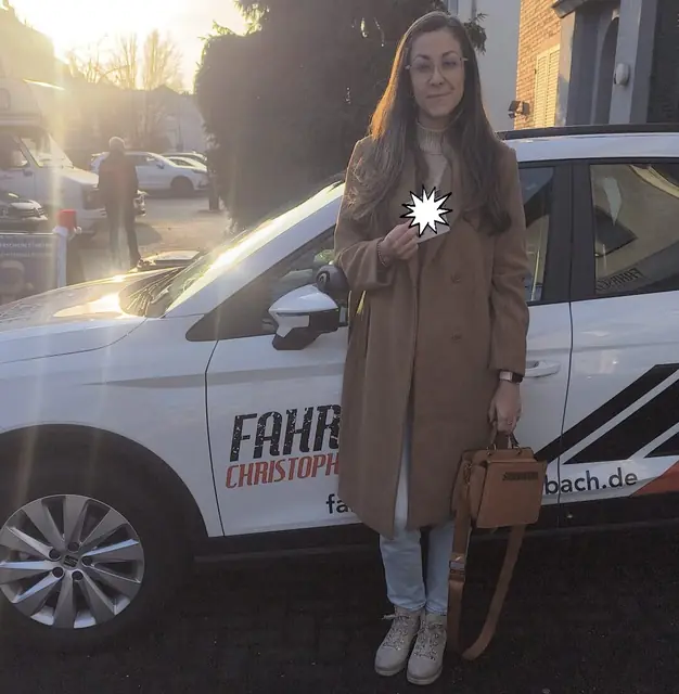 Nicole nach der bestandenen Führerscheinprüfung