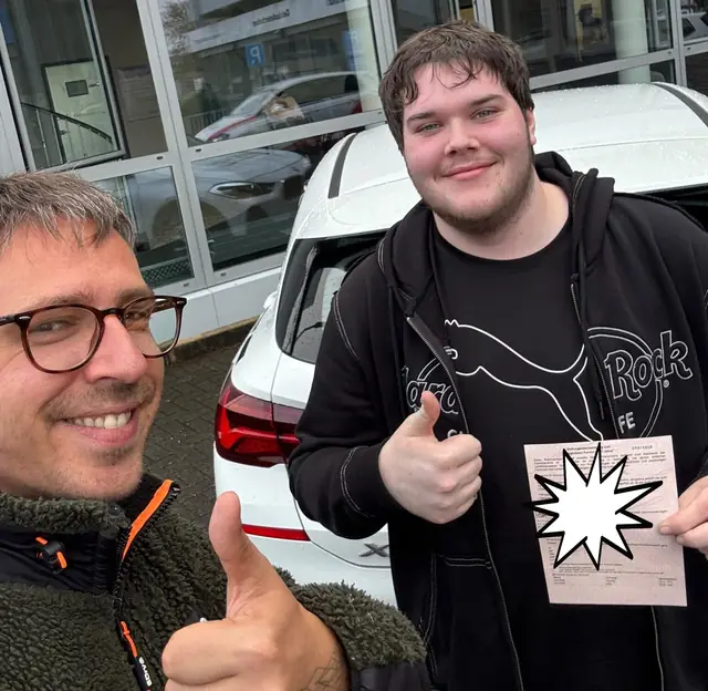 Niklas nach der bestandenen Führerscheinprüfung