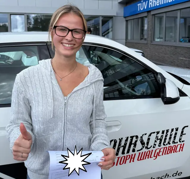 Nina Maria nach der bestandenen Führerscheinprüfung