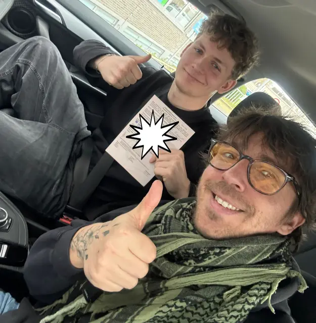 Noah nach der bestandenen Führerscheinprüfung