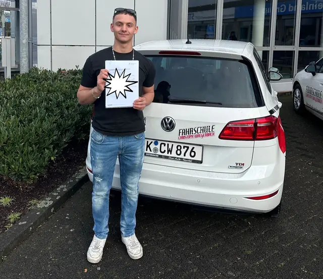 Noél-Pepe nach der bestandenen Führerscheinprüfung