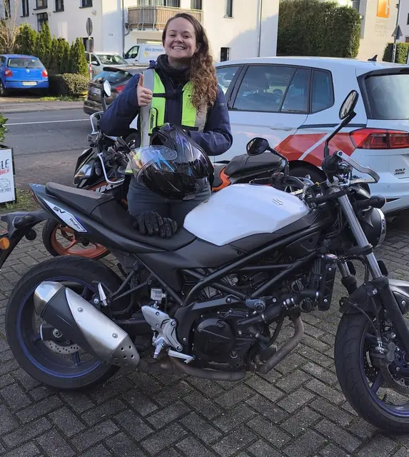 Noémi nach der bestandenen Führerscheinprüfung
