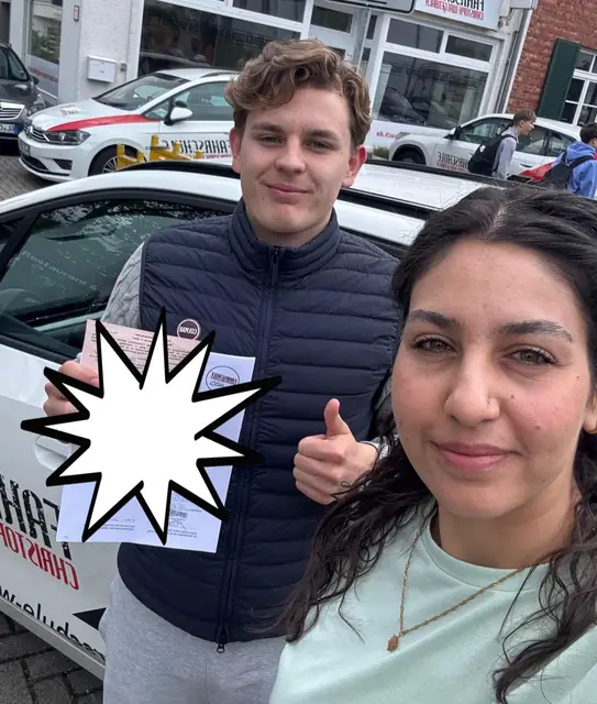 Oskar Friedrich nach der bestandenen Führerscheinprüfung