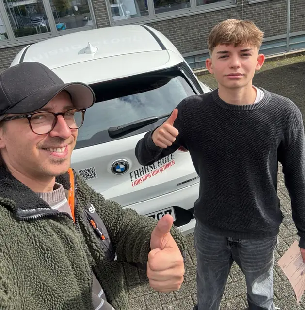 Pablo nach der bestandenen Führerscheinprüfung
