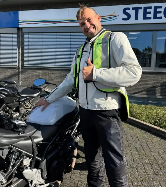 Patrick nach der bestandenen Führerscheinprüfung