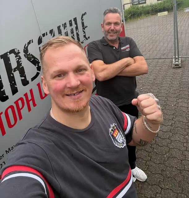 Patrick nach der bestandenen Führerscheinprüfung