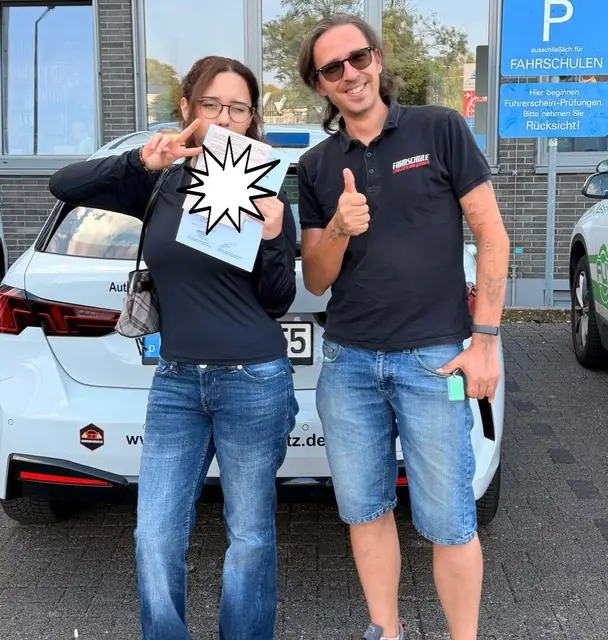 Pelin nach der bestandenen Führerscheinprüfung