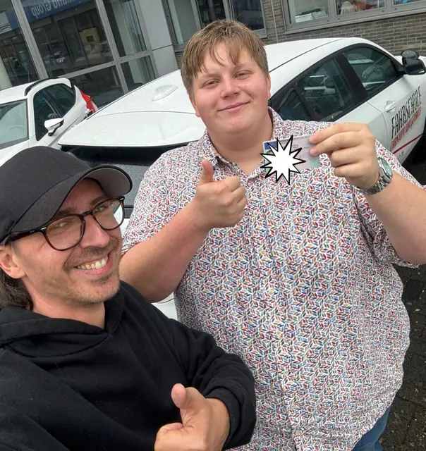 Philipp nach der bestandenen Führerscheinprüfung