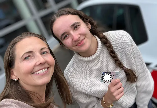 Phoebe nach der bestandenen Führerscheinprüfung