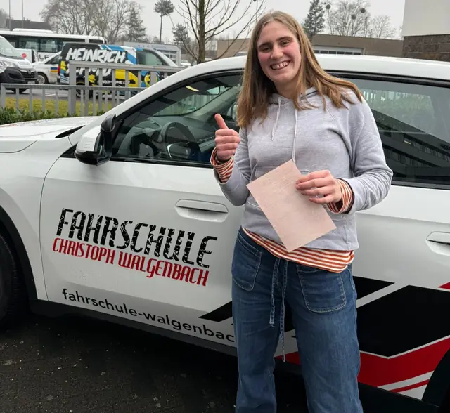Pia nach der bestandenen Führerscheinprüfung