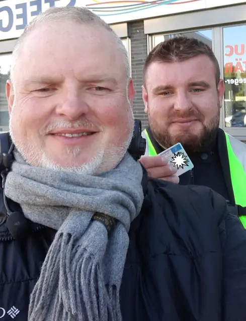 Radoslaw Jacek nach der bestandenen Führerscheinprüfung