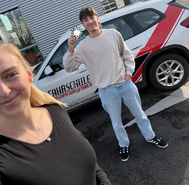 Rafael nach der bestandenen Führerscheinprüfung